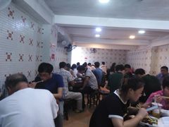 等位区-西华美食•老广烧腊(百灵路店)