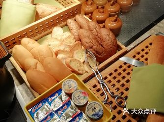 0元玩转这座城 很高大上的一家自助餐厅客人挺多的
