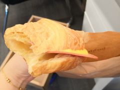 芝士火腿可颂-瑞幸咖啡(外滩SOHO店)