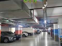 -绿地缤纷城-停车场