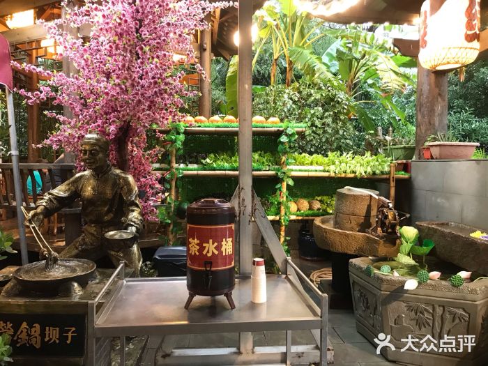 捞锅坝子老火锅(汽博中心店)大堂图片
