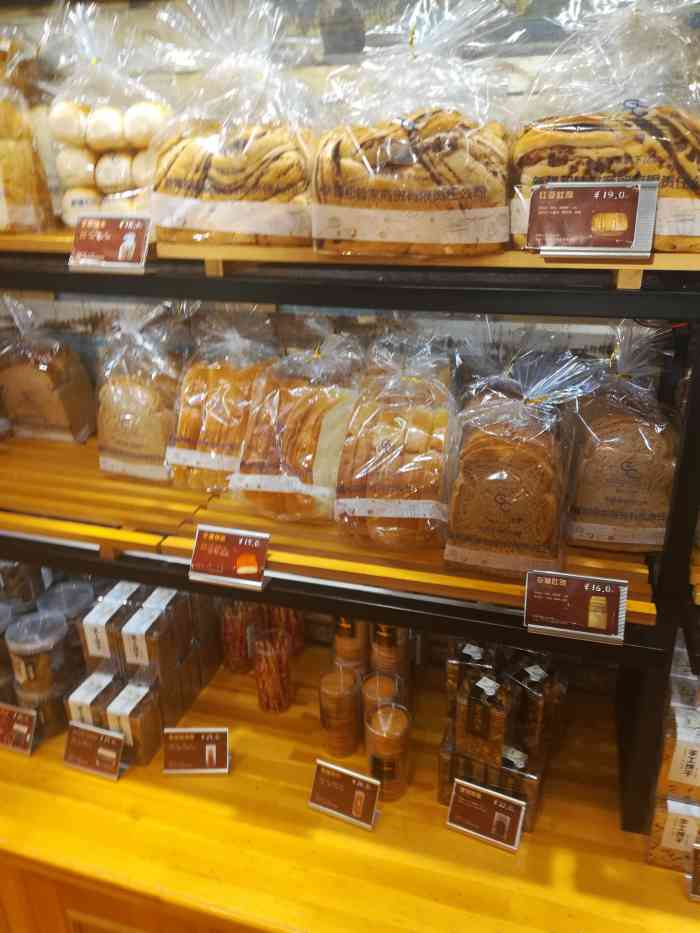 乔治香颂～北京路汇嘉时代三楼,很多年了,很喜欢他家的甜点,蛋糕也不