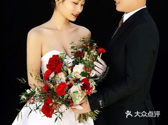 拍摄风格：纯色复古室内婚纱照   纯色复古室内婚纱照