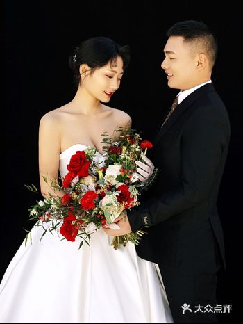 拍摄风格：纯色复古室内婚纱照   纯色复古室内婚纱照