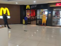 等位区-麦当劳(世贸店)