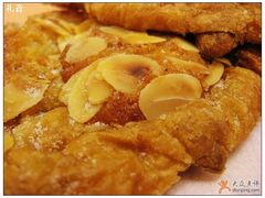 杏仁羊角近景-西点坊(浦东香格里拉店)