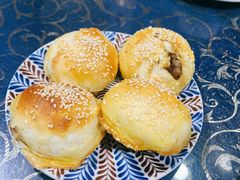 酥皮烤包子-乡村馕坑肉·烧烤·新疆菜·本地人更爱吃(阿勒泰首店)