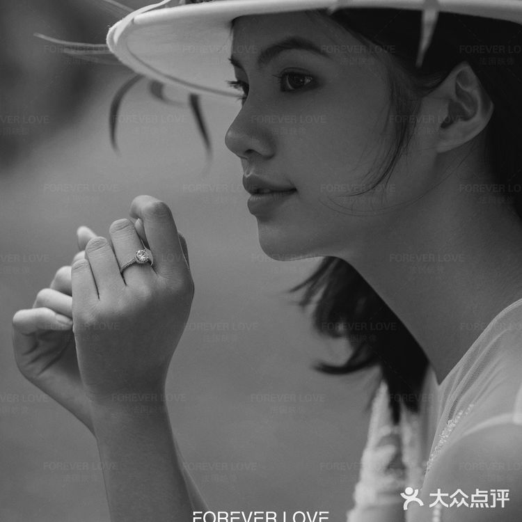 黑白色调对法式婚纱照的浪漫有着独特的的镜头表达。✅㊙️😘