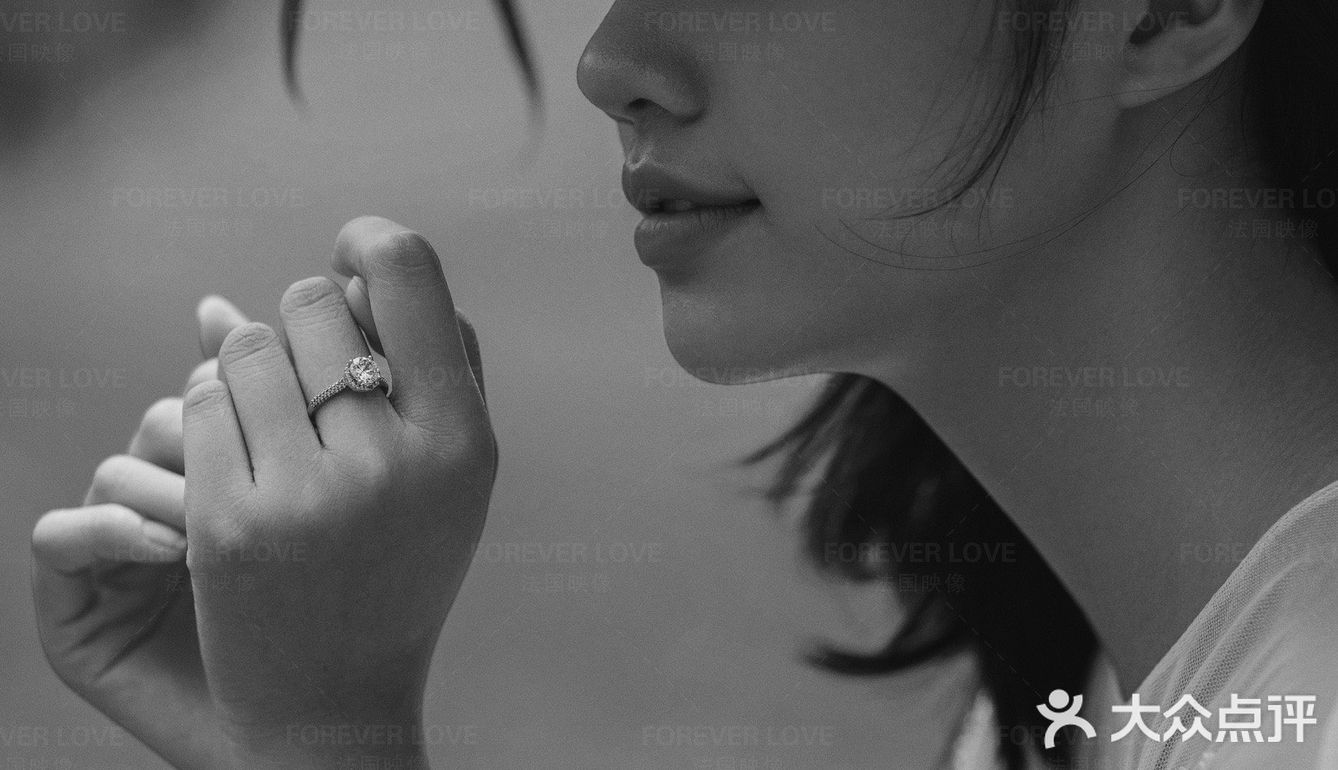 黑白色调对法式婚纱照的浪漫有着独特的的镜头表达。✅㊙️😘