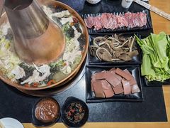 -果松木炭酸菜铜火锅·外婆参鸡汤