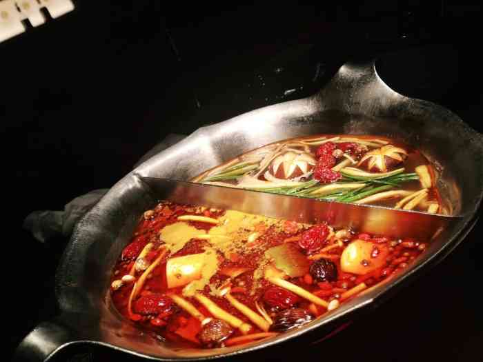 凑凑火锅·茶憩(郑州万象城店)-"位置:万象城5,6两层.环境:灯光幽暗.