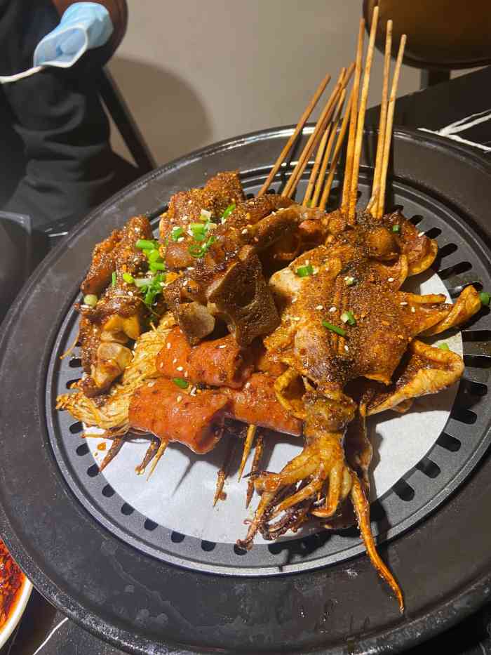 九村脑花位置再乐桥站下来之后右转一条小巷子里店铺的开面很大烤脑花