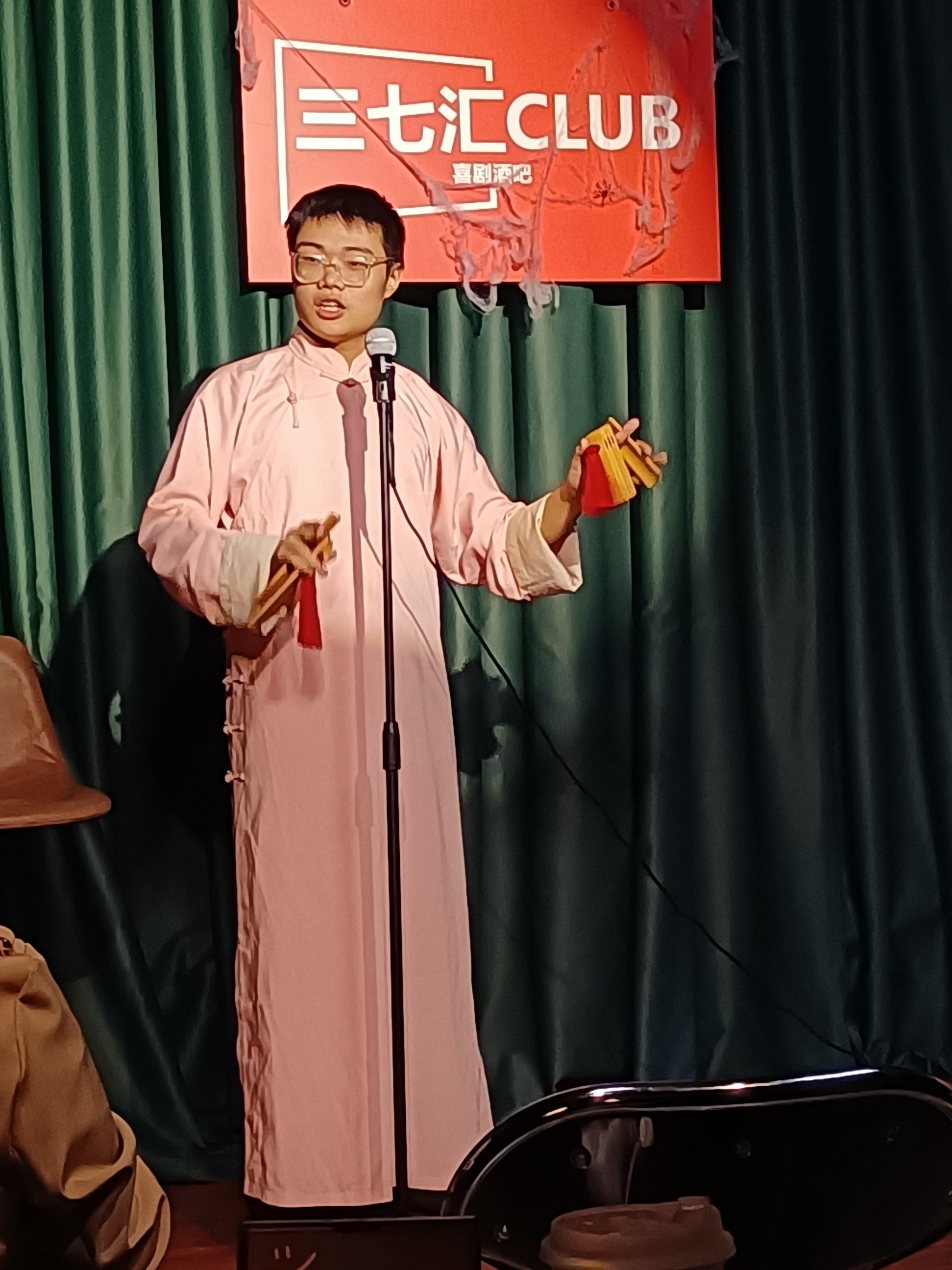 演员们特别卖力气尽管是排练性质也很认真尤其喜欢刘进制的快板