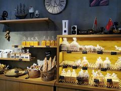 面包甜点陈列柜-啊噗吐呦现场烘焙(麦凯乐店)