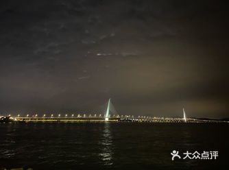 夜色很美，风景也很美，跑步跑累了可以坐着休息一下