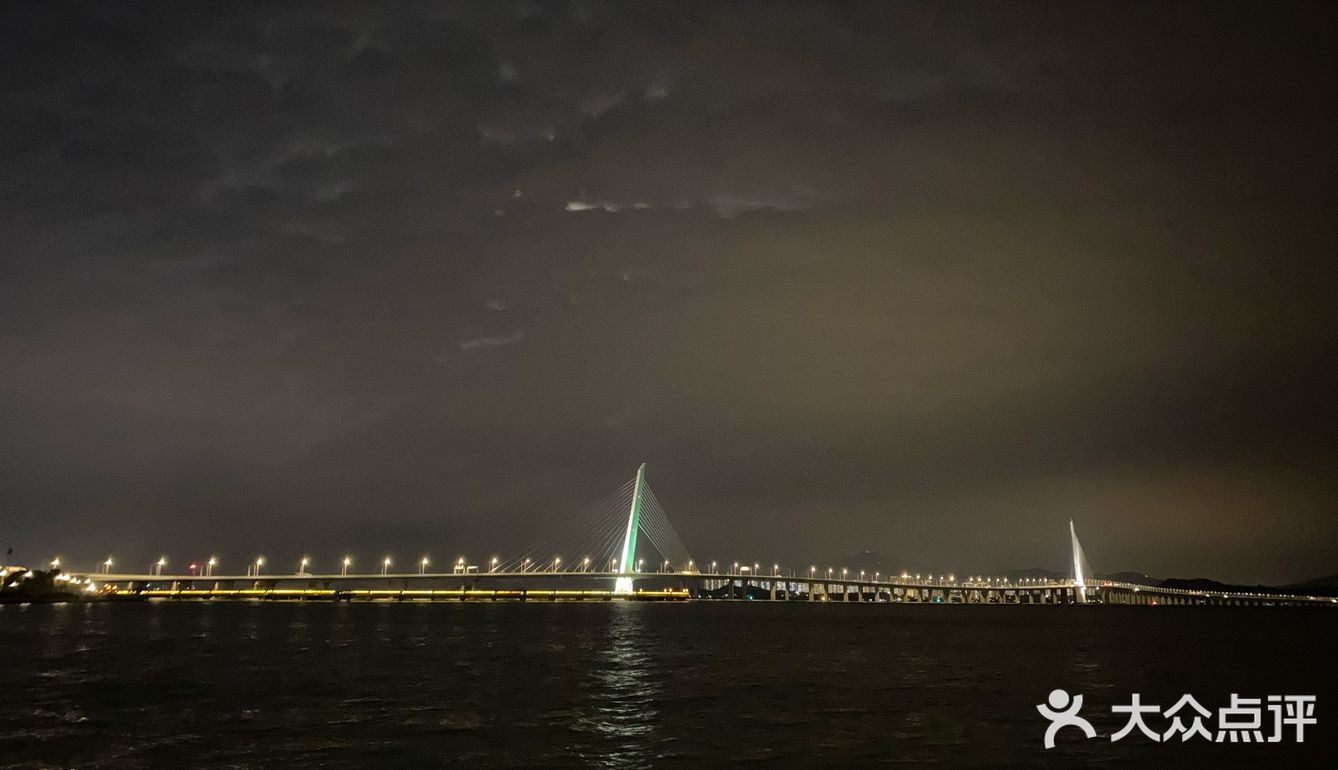 夜色很美，风景也很美，跑步跑累了可以坐着休息一下
