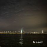 夜色很美，风景也很美，跑步跑累了可以坐着休息一下