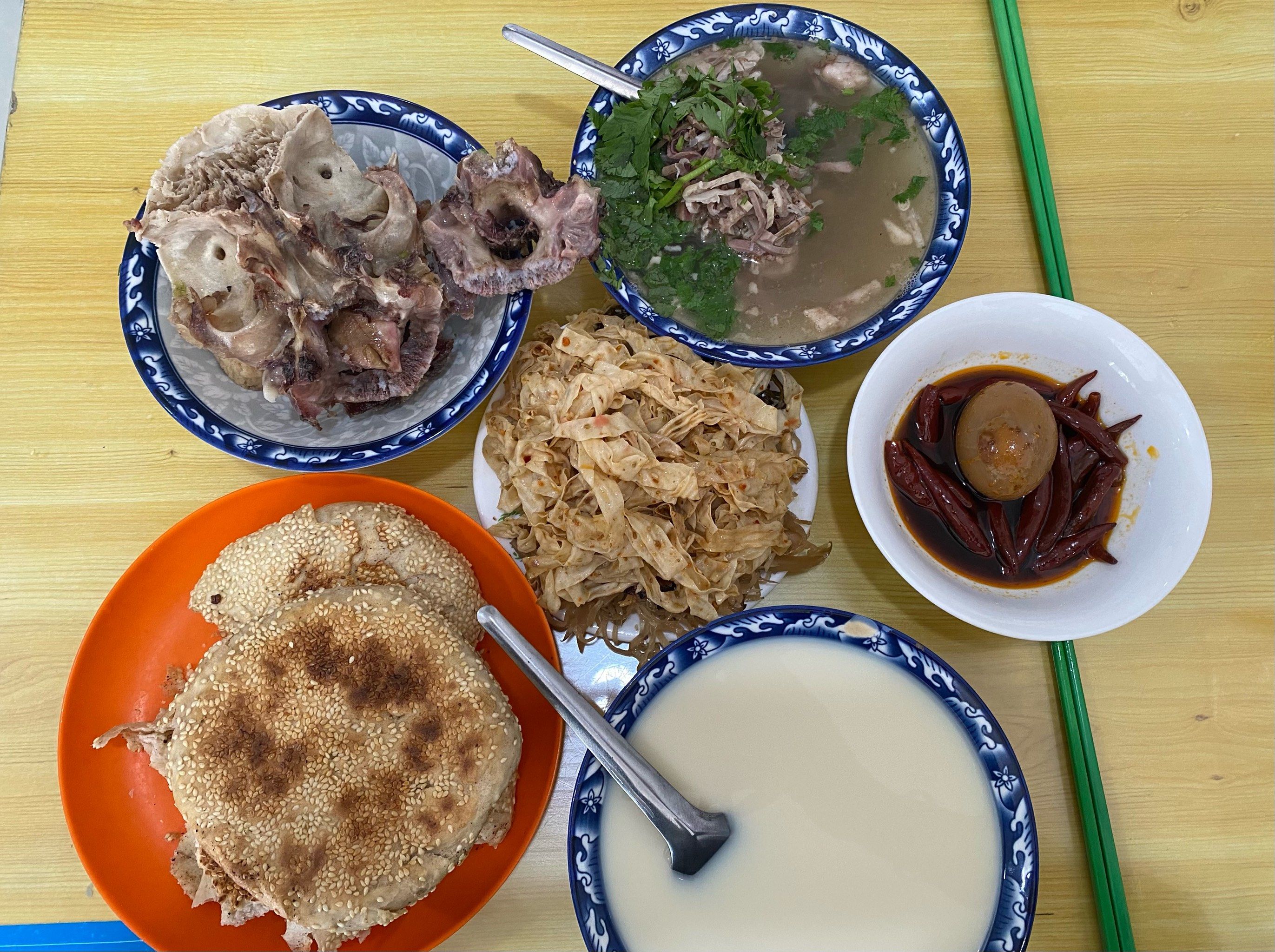 回家早餐标配
平泉的烧饼羊汤#来一碗