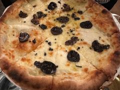 三种芝士黑松露披萨-IL TEATRO 精品意大利餐厅