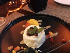 自制焦糖坚果冰糕-YUE·6·西式融合餐厅(外滩六号店)