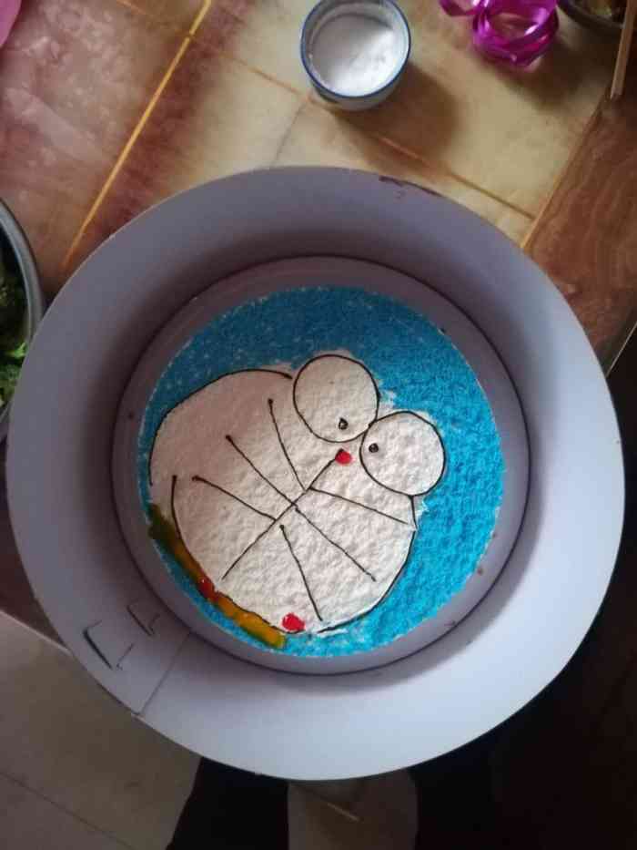 今天去森美超市二楼食品区买了一个蛋糕,服务员介绍说是奶油的10寸76