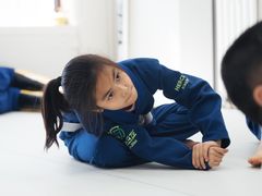 -菠萝格斗巴西柔术训练馆