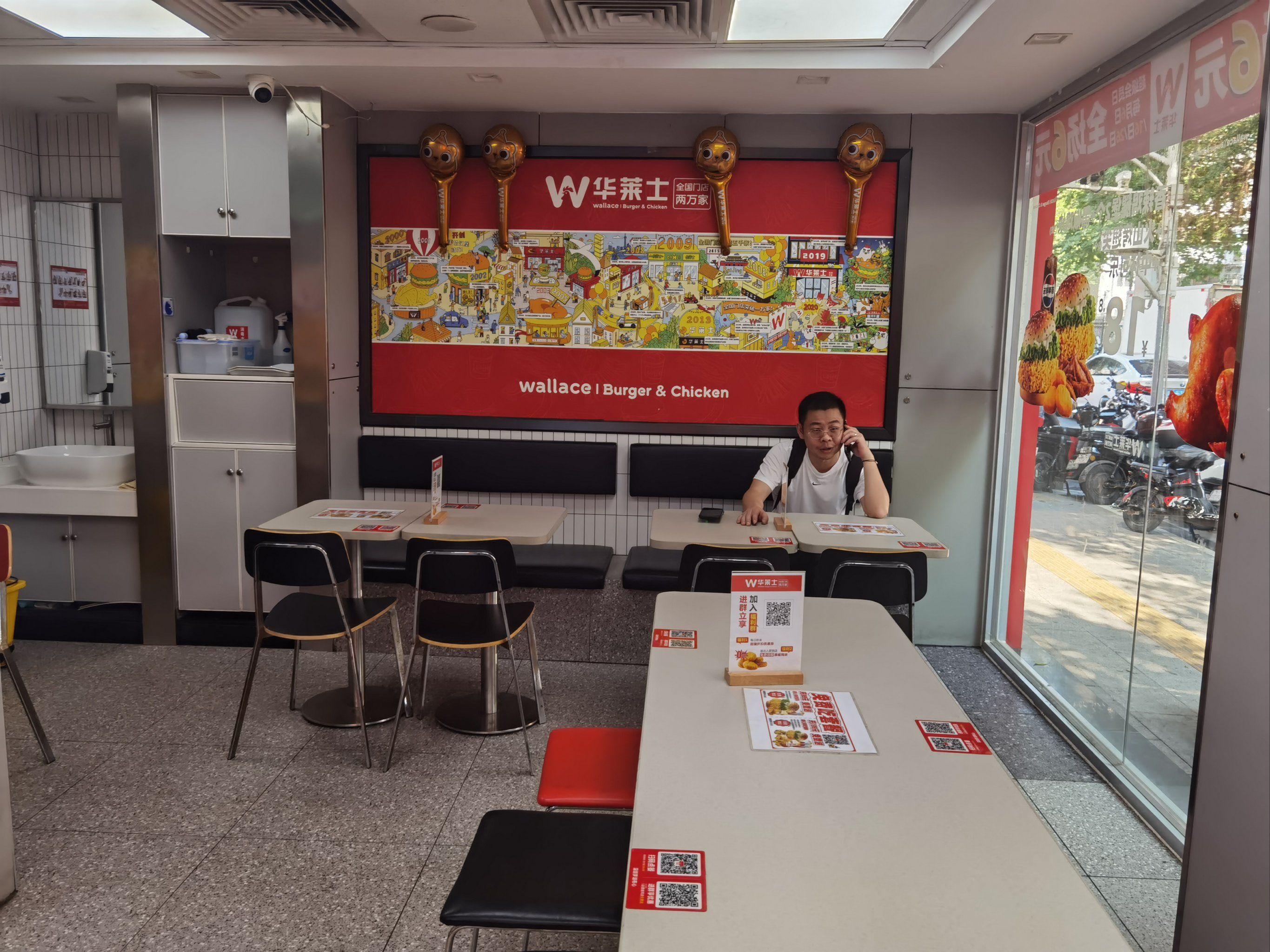 华莱士汉堡不仅美食诱人,其环境也十分舒适