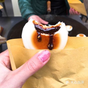 在安仁古镇偶然买到的红糖锅盔，巴掌大小，外脆里软