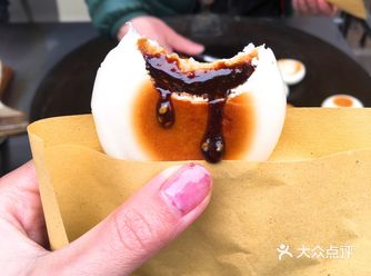 在安仁古镇偶然买到的红糖锅盔，巴掌大小，外脆里软
