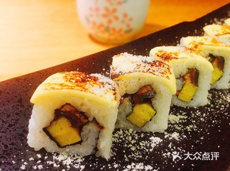 寿司是日本传统美食，也是源自中国的一种古老食品