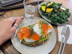 烟熏三文鱼水波蛋牛油果酱吐司-Wagas沃歌斯(深圳印力中心店)