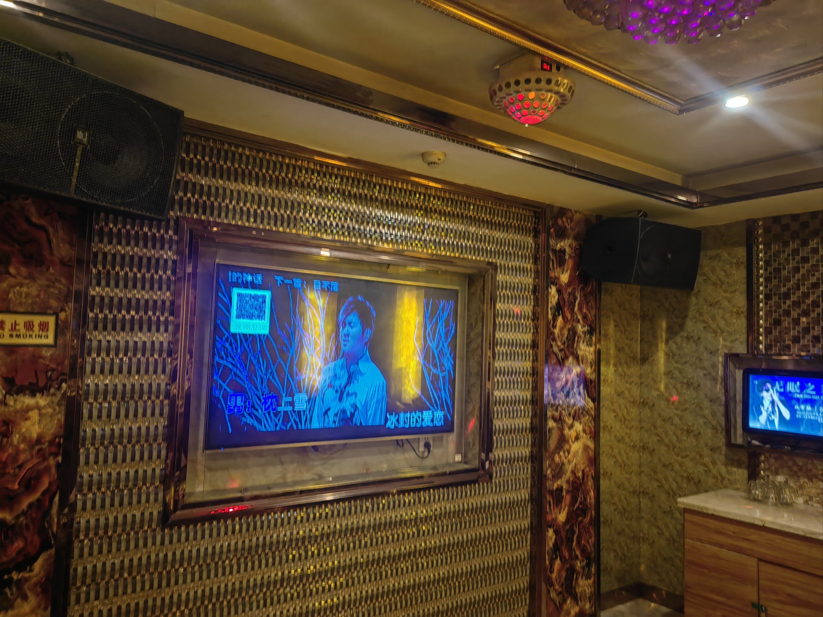 色彩采用金碧辉煌的色调呈现出气派豪华的ktv效果