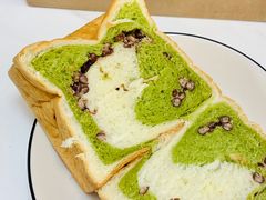 抹茶红豆吐司-天井·丑面包搭咖啡