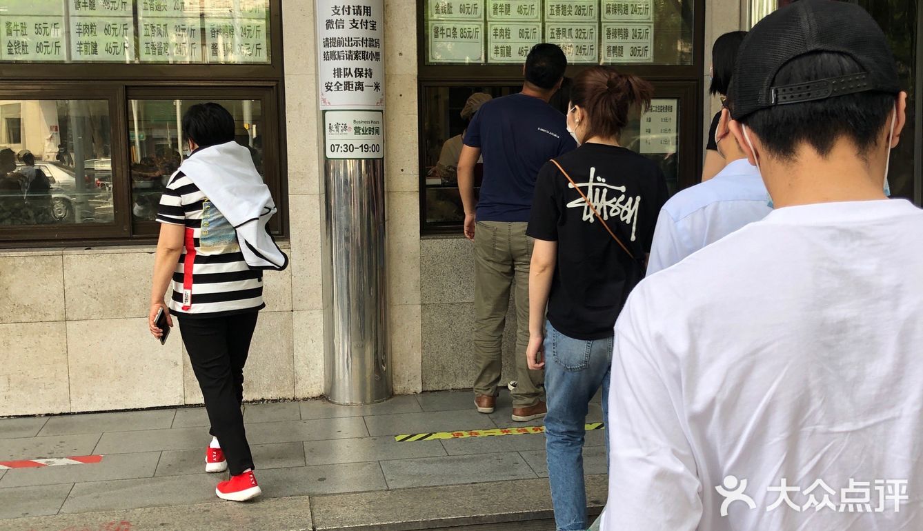 排队很长！做好心理准备，每位排队的人都不少买！