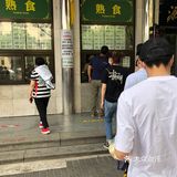 排队很长！做好心理准备，每位排队的人都不少买！