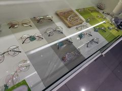 -提一眼镜·蔡司·依视路(小寨店)