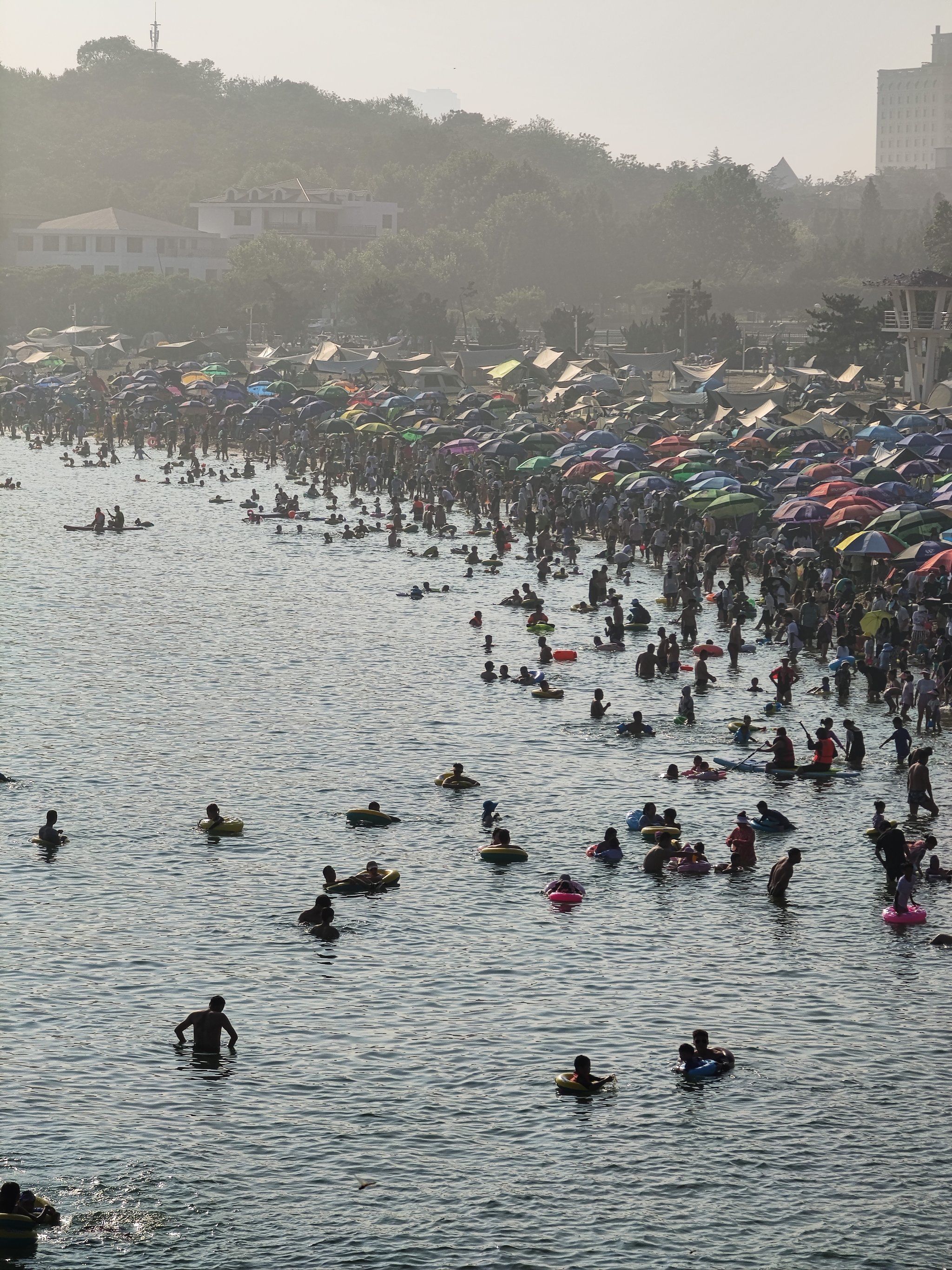 人山人海的夏季大连付家庄海滨浴场