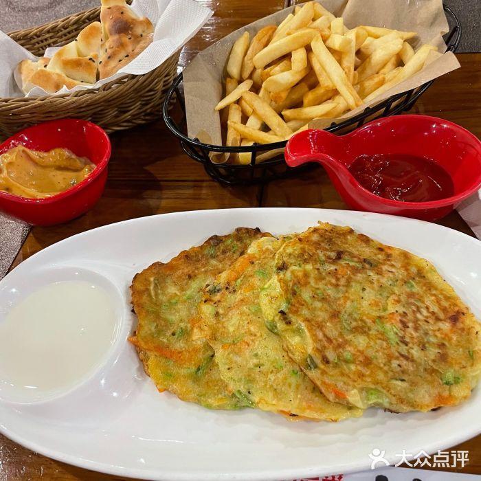 TUK土耳其餐厅·下午茶(卢湾店)西葫芦饼配酸奶图片