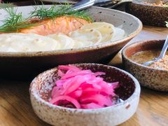 烟熏三文鱼配烤饺子皮和芥末籽酱-BOR Eatery(安福路店)