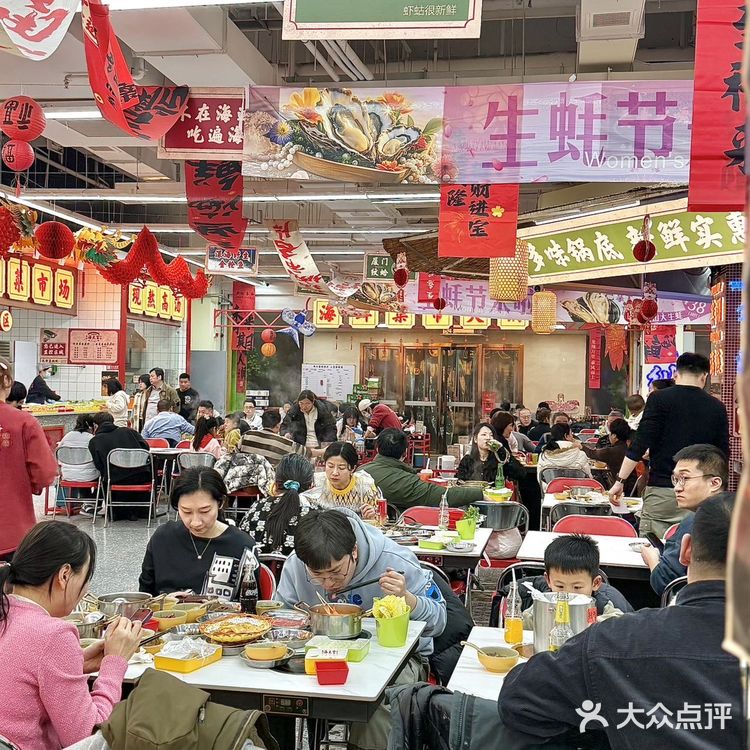 生蚝叠成山！这家火锅店是懂鲜味的！