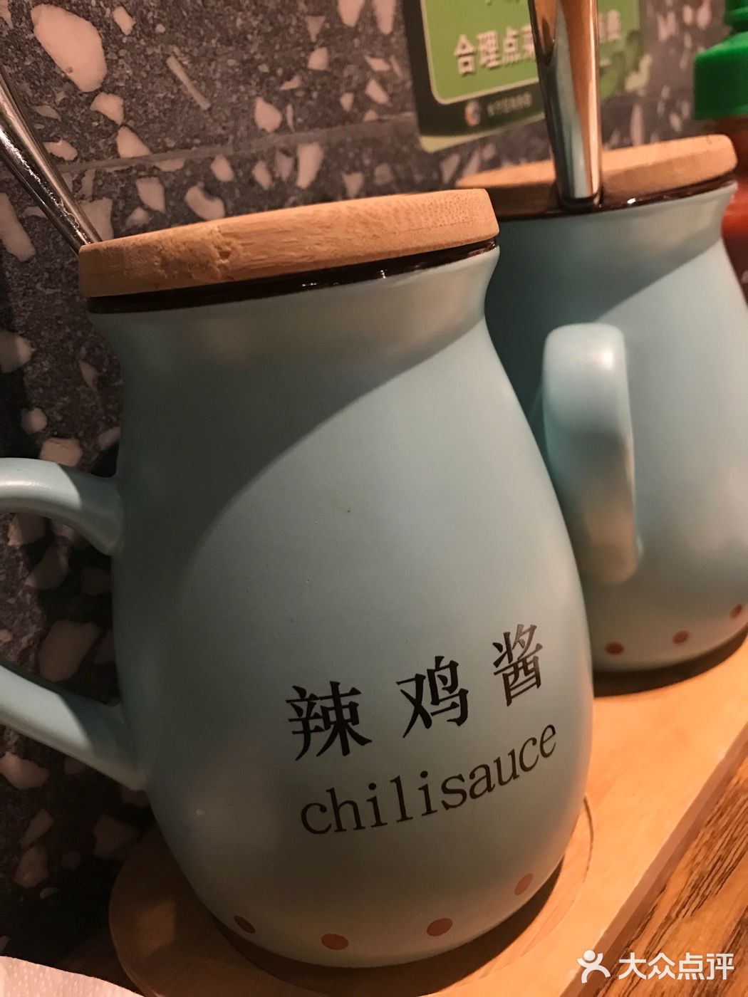 可以直接忽略了… 桌子上的辣鸡酱很有趣,就酱