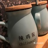 可以直接忽略了… 桌子上的辣鸡酱很有趣,就酱
