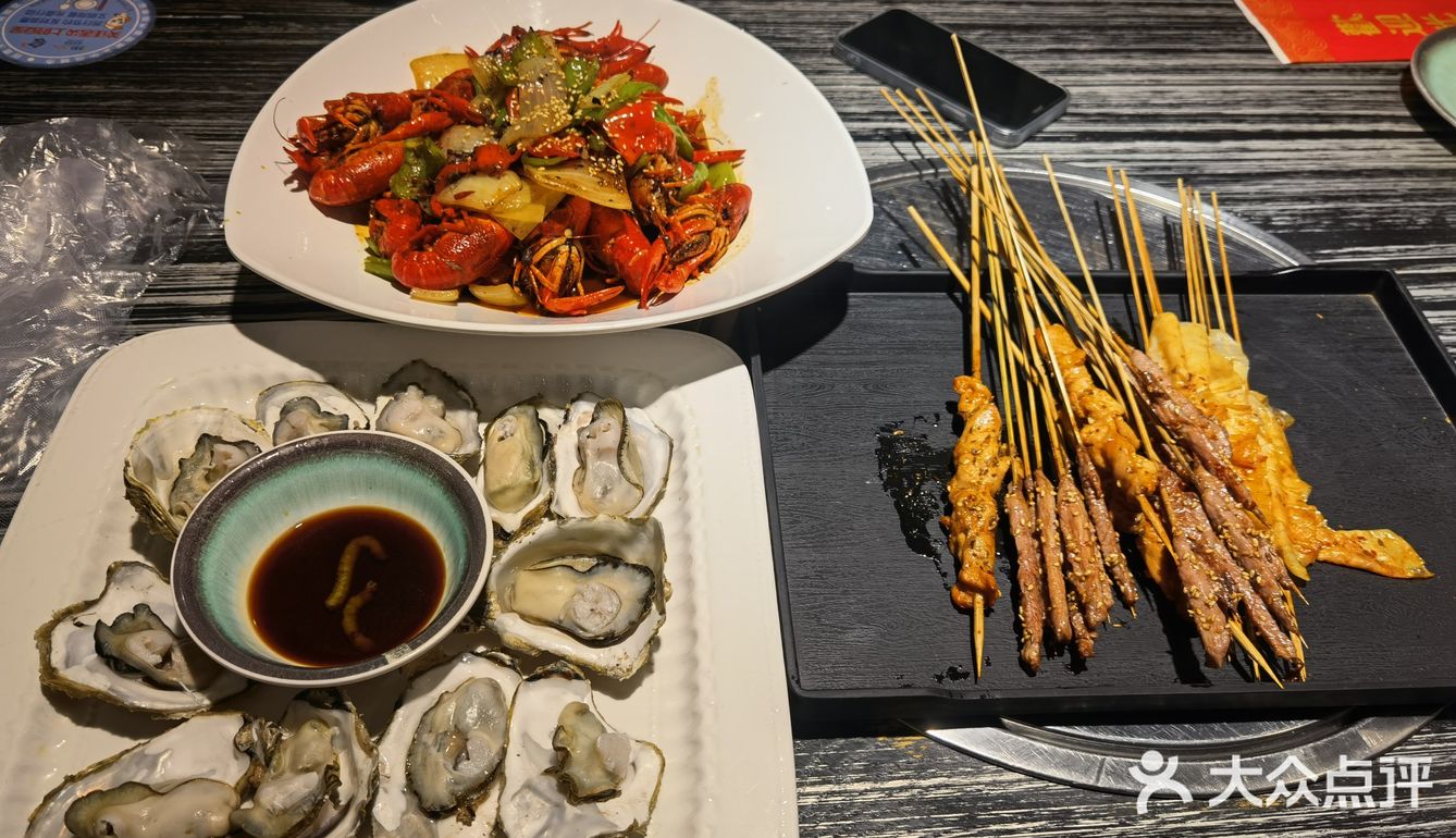 烤串也非常好吃，生蚝个个鲜，单位门口吃个晚饭