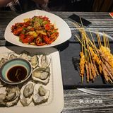 烤串也非常好吃，生蚝个个鲜，单位门口吃个晚饭