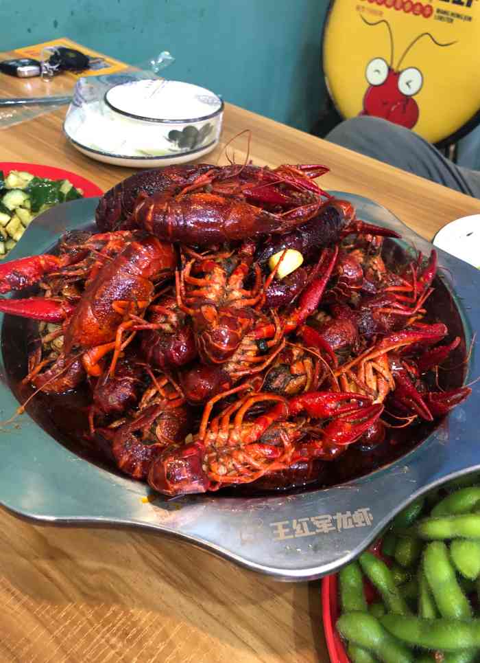 王红军龙虾-"下着雨,邀约几个好友一起去尝尝王红军龙虾.