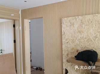 今天墙面开始做板子了，选了好久才定的这个颜色