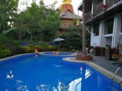 路上路过游泳池-告庄西双景