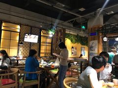 大堂-洪氏嗨捞·广东猪肚鸡·椰子鸡火锅(西咸万象城店)