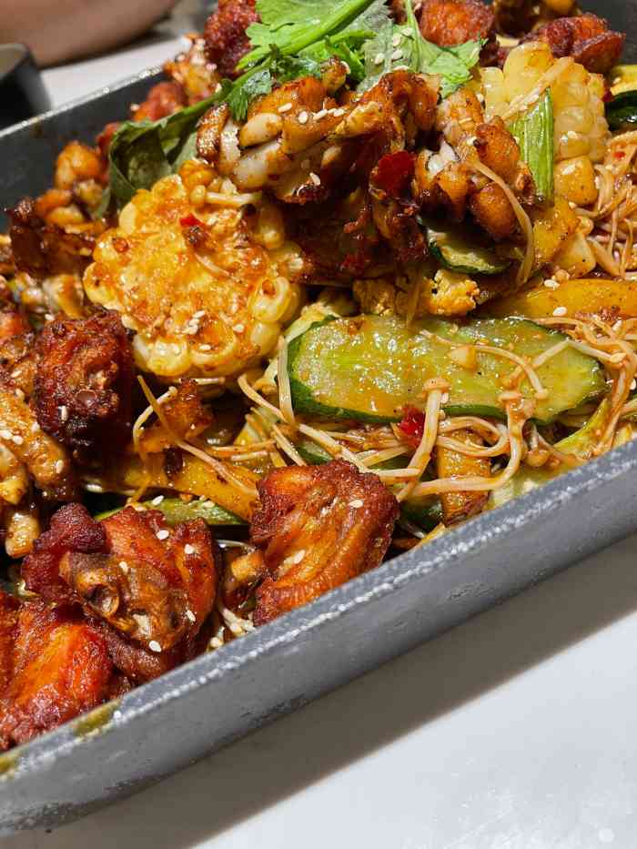 整个经纬汇都很冷清,地理位置不太好吧,这家店也是去的时候只有两个人