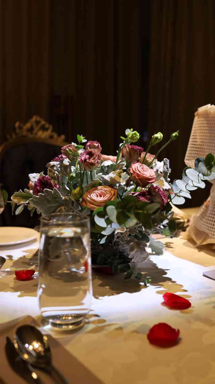 巴黎之花法国餐厅(通泰路店)-"和爱人一起过纪念日,提前预订了这家